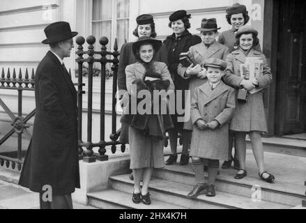 Bambini dell'Ambasciatore Americano per vedere l'incoronazione del Papa l'Ambasciatore Americano dà qualche consiglio paterno ai suoi figli quando lasciano l'ambasciata americana a Londra questa mattina, 8 marzo, per iniziare il loro viaggio a Roma. Back row, L a R Patricia, Rosemary e Eunice Kennedy, prima fila, da sinistra a destra, Kathleen, Robert, E Jean Kennedy. Sig. Anteriore, Teddy. I figli dell'Ambasciatore americano a Londra, Joseph Kennedy, sono salito a Londra questa mattina, 8 marzo, per assistere all'incoronazione di Papa Pio XII a Roma domenica prossima. Marzo 24, 1939. (Foto di stampa associata). Foto Stock
