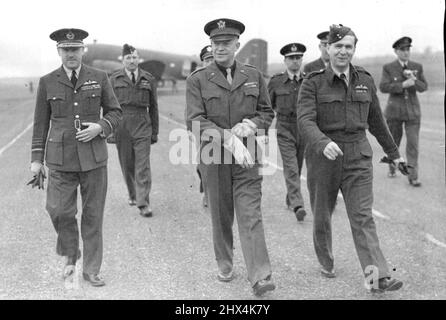 Il generale Eisenhower ispeziona il R.A.F. Bomber Wing.Air Capo Marshal Sir Trafford Leight-Mallory (sinistra), generale Eisenhower (centro) e gruppo Capitano Dunlap (destra). Generale Eisenhower, comandante supremo alleato delle forze di spedizione britanniche e statunitensi, ispezionato un'ala mediamente bombardiere R.A.F. È stato accompagnato nel suo tour di ispezione da Air Chief Marshal Sir Trafford L. Leight-Mallory, K.C.B., D.S.O, Air Commander in Chief, Allied Expeditionary Air Force, Air Marshal Sir Arthur Coningham, K.C.B., D.S.O., M.C., A.F.C., Air Officer che comanda 2nd tattiche Air Force e General L.H. Brereton, comman Foto Stock