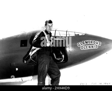 Primo uomo a rompere la barriera sonora -- Chuck Yeager -- ospite internazionale di Shelleys famosi drink al 1983 schofields air show. Ottobre 14, 1947. Foto Stock