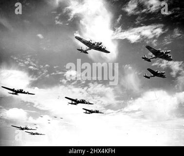 Preparazione alla parata aerea dell'esercito -- le fortezze volanti del secondo gruppo di bombardamenti da Langley Field, Va., sotto il comando del colonnello Robert Olds, volando nella formazione di echelon durante una prova qui per le dimostrazioni degli aerei da combattimento dell'esercito durante la parata della Legione americana. La più incredibile lunacy e il coraggio della seconda guerra mondiale. Settembre 20, 1938. (Foto di Wide World Photo). Foto Stock