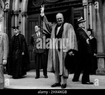 Il primo Ministro riceve la laurea onoraria all'Università di Harvard -- il primo Ministro dà il famoso segno 'V' in riconoscimento ai saluti della folla radunata fuori dell'Università.MR Winston Churchill. Il primo Ministro ha recentemente ricevuto un titolo onorario di Dottore delle leggi all'Università di Harvard, U.S.A., ed è stato accompagnato dalla Sig.ra Churchill e dalla Sig.ra Mary Churchill. Dopo che il grado era stato conferito il sig. Churchill ha fatto un discorso che è stato trasmesso. In seguito ha parlato con un grande raduno di Cadetti Navali e Army che si stanno allenando all'Università. Novembre 22, 1943. (Foto di BRI Foto Stock