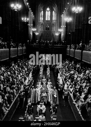 Servizio di incoronazione all'Abbazia di Westminster -- la nostra fotografia mostra la processione della Regina Elisabetta nell'Abbazia di Westminster. Maggio 31, 1937. Foto Stock