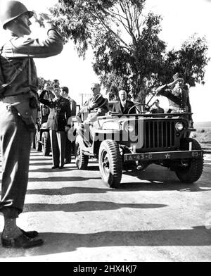 Il presidente Roosevelt saluta alla revisione dell'esercito degli Stati Uniti -- il presidente Franklin D. Roosevelt, seduto in una jeep, ritorni i saluti di un'unità dei solder americani tenendo il suo cappello attraverso il suo cuore. Questa cerimonia è stata parte della revisione delle forze dell'esercito degli Stati Uniti in carica per il presidente vicino Casablanca, Marocco francese, durante la conferenza di 10 giorni sui piani militari alleati. Maggio 25, 1943. (Foto di Interphoto News Pictures, Inc.). Foto Stock