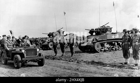 Il presidente Roosevelt vede la forza militare degli Stati Uniti in Nord Africa -- il presidente Franklin D. Roosevelt passa lungo una linea di carri armati leggeri americani durante una revisione di alcune delle forze degli Stati Uniti di stanza in Nord Africa durante la sua conferenza con il primo ministro Winston Churchill e altri leader alleati a Casablanca. L'onore di guidare la 'Jeep' in cui il presidente Roosevelt e il suo partito si sono recati in un sergente dell'esercito degli Stati Uniti, Oran Lass. Settembre 28, 1943. Foto Stock