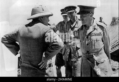 Visita del primo Ministro in Medio Oriente -- Sig. Churchill nel deserto occidentale. Il Sig. Churchill chiacchierava con il C-in-C e i funzionari dello staff dopo aver concluso una parte del suo tour. Durante il suo soggiorno nel Medio Oriente, il sig. Churchill ha fatto una visita all'area di Alamein, il primo ministro ha incontrato brigata e comandanti divisionali, visitando un sito di armi, e ispezionando il personale delle divisioni australiane e sudafricane. Ottobre 06, 1942. (Foto di British Official Photo). Foto Stock