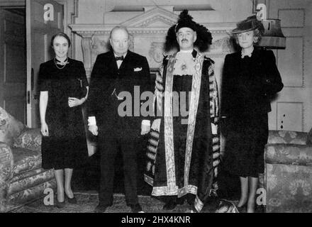 Il Sig. Churchill alla Mansion House di Londra, oggi, novembre 10. La nostra fotografia mostra il Sig. E la Sig.ra Churchill e il Signor Sindaco e la Signora Mayoress di Londra, Sir Samuel e Lady Josephs, presso la Mansion House di Londra, oggi, novembre 10. Novembre 11, 1942. Foto Stock