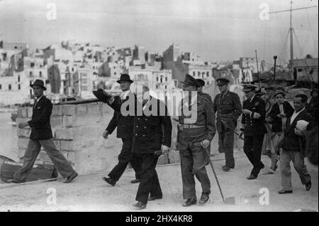 Il Premier di Malta - en Route for the Conference -- Churchill con il Governatore di Malta, Field Marshall Lord Gort, nella zona portuale di Malta. Il secondo a destra dietro Lord Gort è il capitano Randolph Churchill, il figlio del Premier. Giugno 12, 1943. (Foto della fotografia ufficiale britannica). Foto Stock