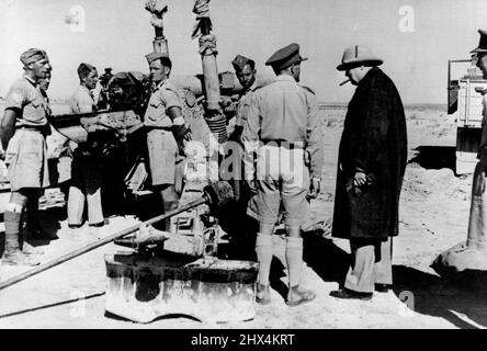 Visita del primo Ministro in Medio Oriente -- Sig. Churchill nel deserto occidentale. MR. Churchill visita un sito di armi nel deserto. Durante il suo soggiorno in Medio Oriente, il Sig. Churchill ha fatto una visita nella zona di Alamein. Il primo Ministro ha incontrato brigata e comandanti divisionali, visitando un sito di armi e ispezionando il personale della divisione australiana e sudafricana. Agosto 20, 1942. (Foto della fotografia ufficiale britannica) Foto Stock