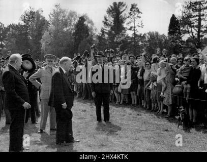 Il sig. Churchill e i primi ministri dell'Impero vedono le truppe di invasione - il sig. Churchill chiede tre incoraggiatori per i primi ministeri visitanti, Lustilly dato dagli abitanti del villaggio. Winston Churchill, General Smuts (S. Africa), MacKenzie King (Canada) e Sir Godfrey Huggins (S. Rhodesia) vide truppe d'invasione e armi nel 12th maggio 1944, durante un tour di 60 miglia. Più tardi si unirono a loro il Sig. Peter Fraser. Maggio 01, 1944. (Foto della fotografia ufficiale britannica). Foto Stock