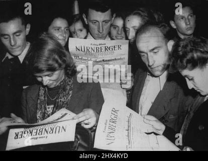 I tedeschi leggono i verdetti di Norimberga -- i cittadini di Norimberga si accollano per leggere il verdetto del tribunale militare internazionale nei giornali locali, 1 ottobre, quando Hermann Goering e Eleven altri dei discepoli di Hitler furono condannati a impicciarsi; sette condannati a termini di detenzione; e tre assolti e scaricati. Ottobre 9, 1946. (Foto di stampa associata). Foto Stock