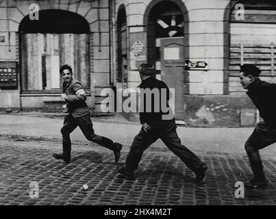Gli schiavi russi depositano un poliziotto tedesco di punteggio -- avendo perso la bicicletta ***** Il poliziotto prende i tacchi con in Pursuit. Giugno 11, 1945. (Foto di L.N.A.) Foto Stock