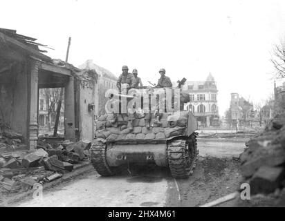 Destroyer serbatoio a Cobblenza Un cacciatorpediniere serbatoio passando attraverso una delle strade di Cobblenza questo cacciatorpediniere serbatoio ha sostenuto gli uomini della divisione 87th nella presa di Cobblenza. Maggio 21, 1945. (Foto di ACME). Foto Stock