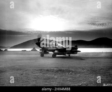 "By Dawn's Early Light" l'alba sulle colline e l'acqua della Corea costituisce uno sfondo pittoresco per questa forza aerea sudafricana F-51 mustang come suo pilota 'taxi' fino alla fine della pista per un decollo all'alba a sostegno delle forze di terra delle Nazioni Unite. I 'Cheetahs' sono i benvenuti delle forze aeree dell'Estremo Oriente degli Stati Uniti nel mantenimento della supremazia aerea in Corea. Marzo 19, 1951. (Foto di S.A. Air Force Photo). Foto Stock