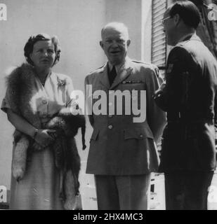 IKE's Farwell Visit to Dutch Royalty -- il generale Dwight D. Eisenhower, ritirando il comandante supremo delle forze alleate in Europa, con la regina Giuliana dei Paesi Bassi e il principe Bernhard durante una visita di addio alla coppia reale al palazzo Soestdijk, qui vicino. Maggio 21, 1952. (Foto di Plant News Ltd.). Foto Stock