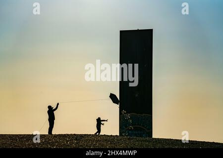 Persone che volano un aquilone, scultura di Richard Serra, Bramme per la Ruhr sulla scoria di Schurenbach, Essen, Germania, Foto Stock