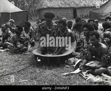 Seduti in un semicerchio di fronte al membro dell'unità 'la Laguna Blu', i nativi di Tamasua si preparano per una festa in onore del compleanno di Jean Simmons 19th preparando una bevanda madre nativa 'Kava', che è per i Fijiani che cosa il tè è per gli inglesi. Qui si vede l'acqua che viene aggiunta alle radici schiacciate. I jeans sono stati dati questo partito durante la sparatoria del luogo "la laguna blu" nelle isole Figi. "The Blue Lagoon" è un'immagine individuale in Technicolor, adattata dal romanzo dello stesso nome di Hyde Vere Stacpoole. Dicembre 14, 1951. (Foto di J. Arthur Rank Organisation Ltd.). Foto Stock