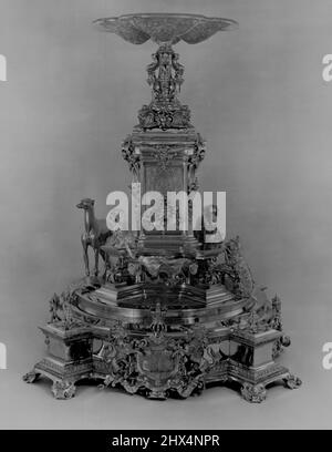 Royal Plate in mostra a Londra: Mostre storiche da Buckingham Palace e dal Castello di Windsor. Il Table Center fornì alla Regina Vittoria le rappresentazioni di quattro dei suoi cani, disegnati dal Principe Alberto. Luglio 28, 1954. Foto Stock