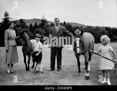 Famiglia reale a BalmoralQueen Elizabeth, il duca di Edimburgo, e i bambini, il principe Carlo e la principessa Anna, esercitano i pony nei terreni del castello Balimoral durante le vacanze estive della famiglia reale, agosto 1955Prince Charles detiene 'William' e la principessa Anne detiene 'Greensleeves.'Castello Balmoral, la proprietà privata del sovrano, A lato del West Aberdeenshire, Scozia, era la residenza preferita della Regina Vittoria. Il principe Alberto acquistò la proprietà 11.000-acri nel 1852 per £ 31.500 e il castello fu ricostruito tre anni dopo. Settembre 26, 1955. (Foto di James Reid, associato P. Foto Stock