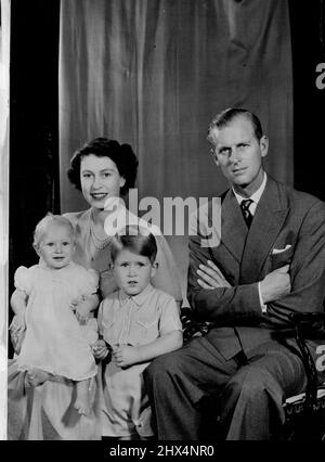 Royal Family GroupQuesta fotografia delle loro duchesse reali la principessa Elisabetta, la duchessa di Edimburgo e la ***** Con i loro figli il principe Carlo e la principessa Anna l'ultimo ritratto di famiglia da prendere prima del loro reale ***** Tour del Canada le loro Highness reali ***** Di Francia e sono previsti per arrivare in Québec su ***** Durante il loro tour del Canada, visiteranno ***** che includerà, ***** Toronto, Winnipeg ***** E Montreal. Inoltre visiteranno Washington, D.C. negli Stati Uniti d'America. Settembre 26, 1951. (Foto di Central Press of Information, Londra Foto Stock