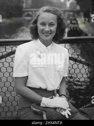 Paris Conference Beauties -- Eila Outovaara, 28 anni, ht. 5 piedi 6 pollici, peso 118 lb, busto 32, fianchi 34, vita 25, ha capelli biondi e occhi blu-grigi. Indossa un abito grigio chiaro e una blusa bianca, il tutto dalla sua città natale di Helsinki. Non conosce molti ragazzi francesi, ma ne ha incontrati a feste e ama la loro cortesia. Preferisce i ragazzi finish a tutti gli altri. Ama Parigi e ha comprato un cappello. Qui è seduta sul Pont des Arts, sulla Senna. Novembre 02, 1946. (Foto di Pictorial Press). Foto Stock