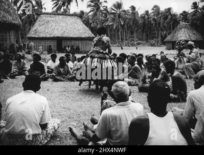 Fiji darà il benvenuto alla regina -- durante la sua visita alle Fiji la regina guarderà un certo numero di attività cerimoniali. Qui i Fiji ricevono Kava, la bevanda nazionale, fatta dalla radice essiccata di una pianta appartenente alla famiglia del pepe. La produzione e il servizio di Kava è un lavoro per i giovani uomini. Qui uno degli assistenti di Kava, vestito in abito cerimoniale di stoffa di Bark e ghirlande di fiori consegna tazze di Kava agli ospiti seduti. Sua maestà la regina e il duca di Edimburgo arriveranno all'isola delle Figi il 17 dicembre. Questa sarà la prima chiamata del pacifico effettuata nel Royal tour. Decemb Foto Stock