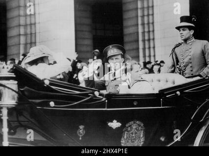 Il re Leopoldo e i suoi figli guidano verso lo spettacolo di cavalli. Re Leopoldo dei Belgi e i suoi due figli, il principe Baudouin e la principessa Josephine Charlotte, mentre guidavano in carrozza aperta al Palais du Centenaire, Bruxelles per assistere al Horse Show. Maggio 14, 1939. Foto Stock