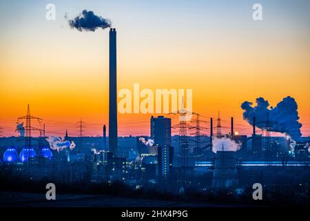 Impianto di coking Prosper, gestito dal gruppo acciaio ArcelorMittal, 146 forni a coke con una produzione giornaliera di 5500 tonnellate di coke, nube estinguente, RWE wa Foto Stock