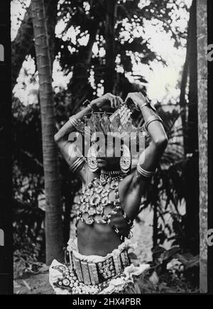 Make Up of a Temple Dancer - la gloria finale del costume del ballerino del tempio è la sua corona di bracciali d'argento e giganti orecchini d'argento. Il copricapo poggia su un telaio di legno e nastri. Gennaio 11, 1949. (Foto di Pictorial Press). Foto Stock