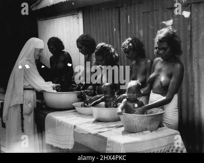 Un quintetto di giovani madri che hanno potuto scegliere i propri mariti frequenta la clinica del bambino di missioni e impara l'arte della donna bianca di allevare i bambini dalla vasca in su. Agosto 03, 1951. Foto Stock