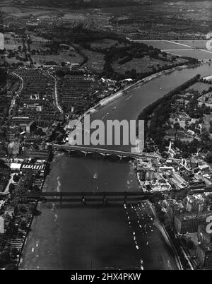 Viste britanniche: Il Tamigi a Putney -- è sopra questo tratto del Tamigi che la corsa annuale della barca di Oxford e di Cambridge si svolge. La chiesa di Putney si trova sulla destra, appena sopra il ponte stradale. Febbraio 23, 1955. (Foto con fotocamera premere). Foto Stock