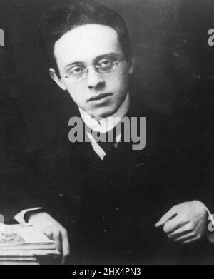 Karl Radek esce dal Banner di Trotsky -- Karl Radek, leader del gruppo minoritario che ha rotto definitivamente con l'ex commissario di guerra in esilio, Leon Trotsky, per seguire i principi del gruppo russo al governo. Radek cercò la riammissione al partito comunista con altri due e la diserzione del loro ex gruppo sarebbe stata un duro colpo per i trotzkisti. Gennaio 15, 1942. (Foto di International Newsreel Photo). Foto Stock