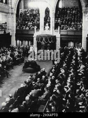 Il Parlamento canadese si apre a Ottawa - Conte di Athlone, Governatore Generale legge il discorso dal trono, vestito in uniforme di un maggiore generale. Seduto al suo fianco c'è la Principessa Alice. A sinistra del trono c'è il primo Ministro MacKenzie King; davanti ad esso, a destra, il nuovo Sergente-alle-armi, Lt.-col. W. J. Franklin, tiene la Mace Commons davanti a lui. Sul Woolsack ci sono i giudici della Corte Suprema, i membri della Camera sono disposti lungo entrambi i lati, mentre le loro mogli occupano i banchi dietro di loro. Quando il Parlamento canadese si è riunito per la sua sessione di apertura a Ottawa - Th Foto Stock