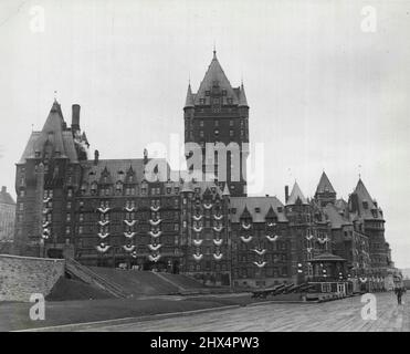 Quebec Dons Gala Air per l'arrivo di Monarchi Quebec, Canada - Una vista del Chateau Frontenac, uno dei principali hotel in questa città, dove re George e la regina Elisabetta incontreranno élite canadese, in una serie di funzioni che caratterirà il loro soggiorno in questa città. Sullo sfondo è il Forte. Maggio 13, 1939. (Foto di ACME). Foto Stock