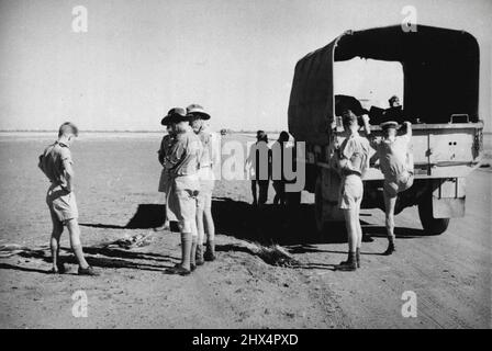 Autostrada militare nord-sud. Fai bollire il billy durante una sosta per il pranzo in uno dei numerosi convogli che attraversano l'autostrada militare nord-sud. La legna da ardere non è sempre abbondante. Aprile 11, 1943. (Foto del Commonwealth Department of Information). Foto Stock