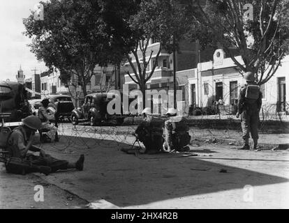 Truppe britanniche Man Road blocchi in Ismailia uomini del Battaglione Lancashire 1st Fusiliers manning strada blocchi in punti strategici in Ismailia a seguito di disordini e tentativi di bloccare le truppe britanniche. Ottobre 22, 1951. (Foto di Fox Photos). Foto Stock