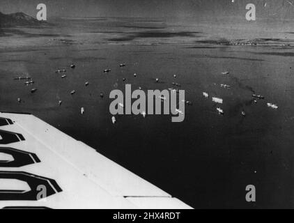 Suez Canal bloccato -- la vista aerea mostra alcune 36-navi tenute in su nella baia del porto di Suez, in attesa del canale da sgombrare.Shipping da tutto il mondo è tenuto in su nel canale di Suez da un incidente venerdì scorso. Quando la petroliera liberiana 'World peace' si è abbattuto sulla strada e sul ponte ferroviario attraverso il canale a El Ferdan nove miglia a nord di Ismailia. Strappa via una campata, finendo con la campata di 350 tonnellate bloccata in un'estremità della banca con l'altra estremità della campata appoggiata sulla sovrastruttura della nave cisterna. L'incidente, il peggiore dei 85 anni di storia del canale, si prevede, bloccherà il canale Foto Stock