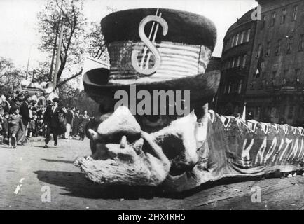 Dimostrazioni del giorno di Maggio a Praga -- il 'Drago Dollar' passando attraverso la Piazza Venceslao, Praga. The Stars e a Stripes sembrano formare la fascia a cappello del 'Dragon'. Migliaia di persone con rappresentanti di tutte le varie organizzazioni statali, hanno partecipato per le strade di Praga in una delle più grandi celebrazioni del giorno di maggio mai viste nella capitale ceca. Sapore antiamericano in una manifestazione pubblica a Praga. Il 'Dollar Dragon' ha un hatband di stelle e strisce. Maggio 4, 1950. (Foto di Sport e General Press Agency Limited). Foto Stock