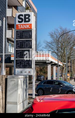 Espositore di un distributore di benzina gratuito, tutti i prezzi per qualsiasi tipo di carburante, è ben oltre due euro al litro, Essen NRW, Germania, Foto Stock