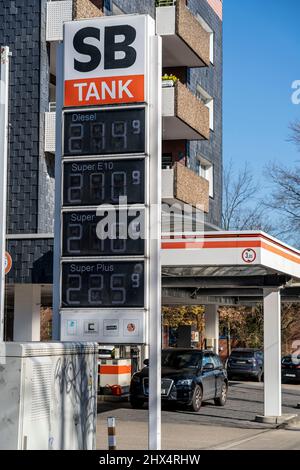 Espositore di un distributore di benzina gratuito, tutti i prezzi per qualsiasi tipo di carburante, è ben oltre due euro al litro, Essen NRW, Germania, Foto Stock