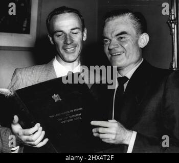 Il Signore Sindaco, Ald. Hills, ha dato un ricevimento civico a Spike Jones e alla sua band al Municipio di oggi. Qui guardano il Libro dei visitatori dopo il Sig. Jones e lo hanno firmato. Il bandleader Spike Jones (nella foto), che ha fatto una fortuna suonando zany e musica satirica, è morto oggi la sua Beverly Hills ***** 53 anni. È morto di insufficienza cardiaca, ha detto un portavoce della famiglia. Sua moglie, Helen Grayco, era al suo letto ***** e i loro tre figli. Jones è stato portato in ospedale il 31 marzo in una condizione grave, con complicazioni a seguito di un attacco astmatico all'inizio di quest'anno. Marzo 28, 1955. (Foto di Ted Forster). Foto Stock