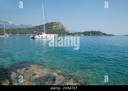 La Turchia, nei pressi di Fethiye, barche ancorate al largo di Isola di San Nicola, visto da Gemiler beach Foto Stock
