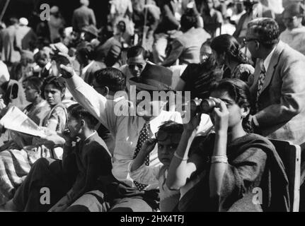 Il primo incontro non ufficiale tra l'India e il Commonwealth XI è iniziato a Nuova Delhi venerdì 11 novembre 1949. La squadra turistica ha vinto il lancio. Livingstone ha dichiarato il suo primo inning a 608 corse per 8 wickets, segnati alla fine del gioco il 12 novembre. L'India ha segnato 255 corse per 5 wickets il 13 novembre e il 14 novembre al primo inning l'India ha totalizzato a 291. Quando il secondo Innings ha iniziato la squadra indiana a corto di 317 corse per evitare una sconfitta Innings. Quando 165 funziona per 3 wickets. Gennaio 25, 1950. Foto Stock