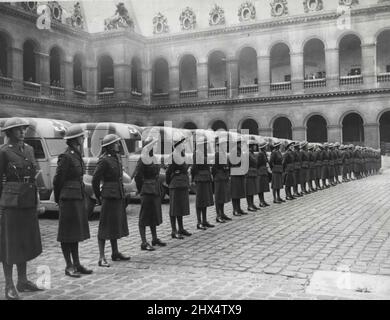 I membri dell'ambulanza britannica delle donne che guidano l'esercito ausiliario delle donne sono stati esaminati agli invalidi da ***** Champetier De Ribes. Aprile 13, 1940. (Foto del New York Times) Foto Stock