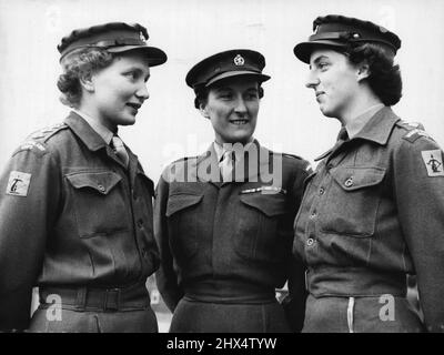 Wrac Gunners per Gilbraltare -- tre ufficiali che andranno con il distacco (da sinistra a destra) il capitano Clare Thomas (Kensington), il maggiore Eileen Askham (fulmer, Bucks), e Lieut. Amoret Scudamore (Parkstone, Dorset). Per la prima volta nella storia della volontà delle donne dell'esercito ha inviato all'estero per le funzioni operative quando un distacco dei pistoleri DI WRAC dal 46 (M) Reggimento di Haa, RA. È volato fuori a Gilbrtar alla fine di questo mese per formare parte della batteria nella Garrison. Fino ad oggi WRAC è stato inviato all'estero solo in caso di dutis non operativo. Il 46 HAA Regt. È l'unico reggimento misto regolare nella A. Foto Stock