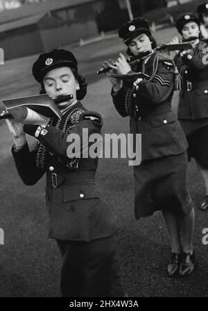 W.A.A.F's Spare Time Drum and Fife Band - con occhi per niente ma la loro musica. W.A.A.F. bandgirls in marcia. Membri dell'Aeronautica militare ausiliaria delle Donne ad un R.A.F. La stazione era molto entusiasta di iniziare la propria band. Hanno ricevuto il pieno supporto dalla stazione con il risultato che sono stati formati un tamburo e un nastro fife. Gli strumenti sono stati acquistati dai loro fondi e le ragazze, tutti i novizi, praticano nel loro tempo libero. Per quanto è noto, nel paese c'è solo un altro di questi gruppi. Febbraio 1, 1941. (Foto di Fox Foto) Foto Stock