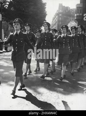 Battle of Britain Service at the Abbey - Section Officer Claire Legge guida il contingente di WAAFs durante la marcia a Westminster Abbey questo pomeriggio (Domenica). Dopo la parata a Wellington Barracks questo pomeriggio, le unità del RAF, WAAF, AA Command, Nursing Service, Royal Observer Corps, E della RAF Association, marciò verso Westminster Abbey per un servizio di ringraziamento per la vittoria nella Battaglia di Gran Bretagna. Più di 800 ufficiali e uomini hanno partecipato, e il re è stato rappresentato al servizio da Air Marshal Sir Roderic Hill. Settembre 21, 1947. Foto Stock