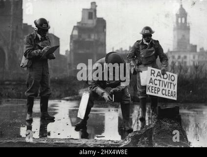 Test per la radiazione in 'Atom bombardato' Bristol -- Un'unità di ricognizione della Difesa civile che fa un test di radiazione in Wine Street, Bristol, oggi (Sabato). Bristol è una città 'attentato all'atomo' questa fine settimana E' il centro dell'esercizio di Medusa, in cui si sta sperimentando la cooperazione. Ai fini dell'esercizio si presume che i servizi della difesa civile siano stati estesi al limite e che un appello di assistenza sia stato risposto da un militare ***** Comandato dal colonnello J.T. ***** (comandando il ***** E Maintenance School presso il Royal Armobled-Copes Centre, ***** ). Febbraio 10, 1951. (PH Foto Stock