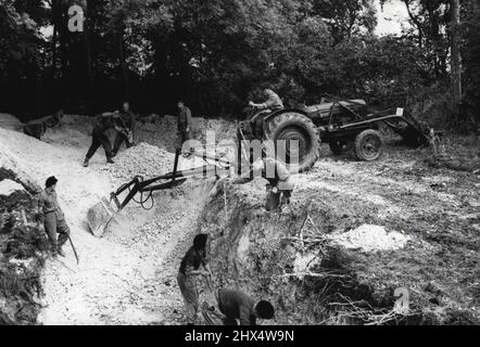 L'esercito britannico ritorna a Digging -- uomini e macchine duro a parola scavando-in durante la prima fase dell'esercitazione. Inchiostri, pale e 'pugni' meccanici formarono una gran parte delle attrezzature per ufficiali e uomini della Divisione fanteria del 43, partecipando ad un esercizio di 'guerra atomica' sulla pianura di Salisbury. Durante l'esercizio verrà simulata un'esplosione atomica, mentre la Divisione si ripara nelle sue trincee e scavate di recente. Settembre 14, 1955. (Foto di Sport & General Press Agency, Limited). Foto Stock