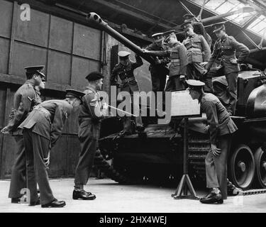 I Royal Armoured Corps catturano il suo futuro Tank Commanders Young; New Boys SQDN è popolare con School Leavers -- i ragazzi a 15 anni, appena uscendo dalla scuola, sono il 'catch' del R.A.C. Il Battaglione dei ragazzi è alla ricerca di questo obiettivo. Una nuova unità dell'esercito, situata a Bovington, Dorset, la casa dei carri armati, spera di riempire i suoi 300 posti strani molto presto con i ragazzi che cercano di approfittare dell'offerta dell'esercito di una "scuola pubblica gratuita" di istruzione, con tutta l'addestramento militare per prepararli come futuri comandanti del carro armato lanciati dentro. L'unità è situata nelle moderne 'linee' che durante la guerra erano note a centinaia di Brit Foto Stock