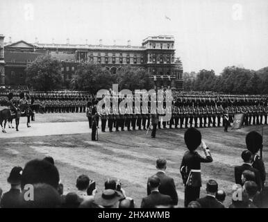 Trooping the Color -- il re che prende il saluto al Palazzo come le Guardie marciano dopo il Trooping del colore sulla Parata delle Guardie del Cavallo. Giugno 28, 1937. (Foto di Central Press Photos Ltd.). Foto Stock